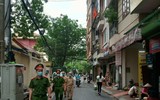 [Ảnh] Công an quận Đống Đa tăng cường xử lý các trường hợp ra khỏi nhà không cần thiết