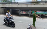 [Ảnh] Công an quận Đống Đa tăng cường xử lý các trường hợp ra khỏi nhà không cần thiết