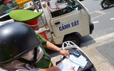 [Ảnh] Công an quận Đống Đa tăng cường xử lý các trường hợp ra khỏi nhà không cần thiết