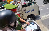 [Ảnh] Công an quận Đống Đa tăng cường xử lý các trường hợp ra khỏi nhà không cần thiết