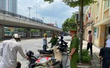 [Ảnh] Công an quận Đống Đa tăng cường xử lý các trường hợp ra khỏi nhà không cần thiết
