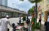 [Ảnh] Công an quận Đống Đa tăng cường xử lý các trường hợp ra khỏi nhà không cần thiết