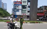 [Ảnh] Công an quận Đống Đa tăng cường xử lý các trường hợp ra khỏi nhà không cần thiết
