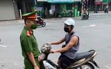[Ảnh] Công an quận Đống Đa tăng cường xử lý các trường hợp ra khỏi nhà không cần thiết