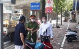[Ảnh] Công an quận Đống Đa tăng cường xử lý các trường hợp ra khỏi nhà không cần thiết