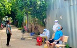 [Ảnh] Tiếp tục lấy mẫu xét nghiệm cho gần 5000 dân ở thôn Bùng, xã Phùng Xá 