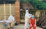 [Ảnh] Tiếp tục lấy mẫu xét nghiệm cho gần 5000 dân ở thôn Bùng, xã Phùng Xá 