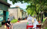 [Ảnh] Tiếp tục lấy mẫu xét nghiệm cho gần 5000 dân ở thôn Bùng, xã Phùng Xá 