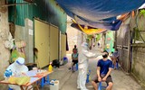 [Ảnh] Tiếp tục lấy mẫu xét nghiệm cho gần 5000 dân ở thôn Bùng, xã Phùng Xá 