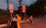 [Ảnh] 'Sắc nắng' trắng đêm bám chốt, ngăn Covid-19 xâm nhập