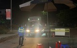 [Ảnh] 'Sắc nắng' trắng đêm bám chốt, ngăn Covid-19 xâm nhập