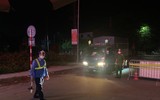 [Ảnh] 'Sắc nắng' trắng đêm bám chốt, ngăn Covid-19 xâm nhập