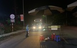 [Ảnh] 'Sắc nắng' trắng đêm bám chốt, ngăn Covid-19 xâm nhập