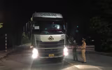 [Ảnh] 'Sắc nắng' trắng đêm bám chốt, ngăn Covid-19 xâm nhập