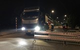 [Ảnh] 'Sắc nắng' trắng đêm bám chốt, ngăn Covid-19 xâm nhập