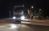 [Ảnh] 'Sắc nắng' trắng đêm bám chốt, ngăn Covid-19 xâm nhập