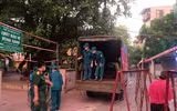 [Ảnh] Giây phút tháo barie phong tỏa tại Văn Chương - Văn Miếu sau 21 ngày phong tỏa
