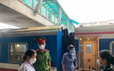 [Ảnh] Hơn 100 hành khách đầu tiên trên chuyến tàu Bắc Nam khởi hành từ Hà Nội 