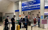 [Ảnh] Hơn 100 hành khách đầu tiên trên chuyến tàu Bắc Nam khởi hành từ Hà Nội 
