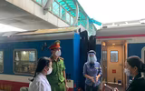 [Ảnh] Hơn 100 hành khách đầu tiên trên chuyến tàu Bắc Nam khởi hành từ Hà Nội 