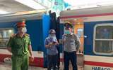 [Ảnh] Hơn 100 hành khách đầu tiên trên chuyến tàu Bắc Nam khởi hành từ Hà Nội 