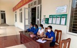 [Ảnh] Không ngại mưa lớn, lực lượng Công an về xã cấp căn cước gắn chip cho nhân dân