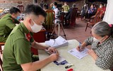 [Ảnh] Không ngại mưa lớn, lực lượng Công an về xã cấp căn cước gắn chip cho nhân dân