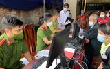 [Ảnh] Không ngại mưa lớn, lực lượng Công an về xã cấp căn cước gắn chip cho nhân dân