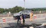 Cận cảnh hiện trường vụ cháy xe container trên cầu Thanh Trì
