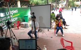 Hình ảnh lực lượng Công an cấp căn cước gắn chip cho học sinh tại điểm tiêm vaccine