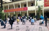 Hình ảnh lực lượng Công an cấp căn cước gắn chip cho học sinh tại điểm tiêm vaccine