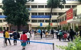 Hình ảnh lực lượng Công an cấp căn cước gắn chip cho học sinh tại điểm tiêm vaccine