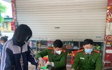 Hình ảnh lực lượng Công an cấp căn cước gắn chip cho học sinh tại điểm tiêm vaccine