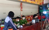 Hình ảnh lực lượng Công an cấp căn cước gắn chip cho học sinh tại điểm tiêm vaccine