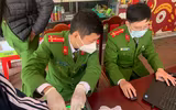 Hình ảnh lực lượng Công an cấp căn cước gắn chip cho học sinh tại điểm tiêm vaccine