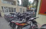 Cận cảnh hơn 40 thanh, thiếu niên 'đầu trần' đi xe không biển bị Cảnh sát 141 hóa trang phát hiện, xử lý