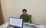 Những công dân đầu tiên hoàn thành đăng ký xe máy tại trụ sở Công an xã ở Thạch Thất