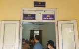 Những công dân đầu tiên hoàn thành đăng ký xe máy tại trụ sở Công an xã ở Thạch Thất