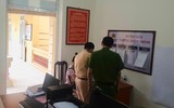 Những công dân đầu tiên hoàn thành đăng ký xe máy tại trụ sở Công an xã ở Thạch Thất