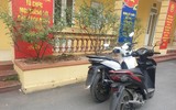 Những công dân đầu tiên hoàn thành đăng ký xe máy tại trụ sở Công an xã ở Thạch Thất
