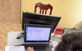 Những công dân đầu tiên hoàn thành đăng ký xe máy tại trụ sở Công an xã ở Thạch Thất
