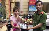 Những công dân đầu tiên hoàn thành đăng ký xe máy tại trụ sở Công an xã ở Thạch Thất