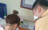 Những công dân đầu tiên hoàn thành đăng ký xe máy tại trụ sở Công an xã ở Thạch Thất