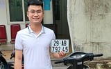 Những công dân đầu tiên hoàn thành đăng ký xe máy tại trụ sở Công an xã ở Thạch Thất