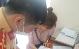 Những công dân đầu tiên hoàn thành đăng ký xe máy tại trụ sở Công an xã ở Thạch Thất