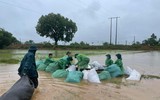 Chiến sỹ Công an Hà Nội ngâm nước giúp người dân cứu lúa