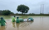 Chiến sỹ Công an Hà Nội ngâm nước giúp người dân cứu lúa