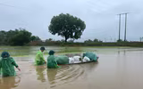 Chiến sỹ Công an Hà Nội ngâm nước giúp người dân cứu lúa