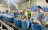 Những hình ảnh bên trong cơ sở sản xuất giá đỗ bằng hóa chất độc hại