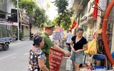 Tuyên truyền, nhắc nhở người dân không lấn chiếm lòng đường, vỉa hè